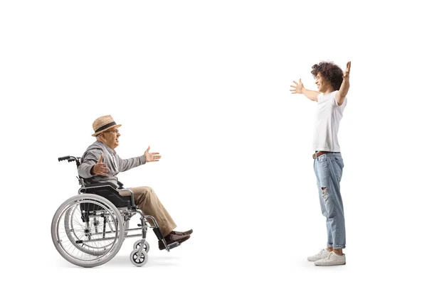 男は白い背景に隔離された車椅子で老人に会う — ストック写真