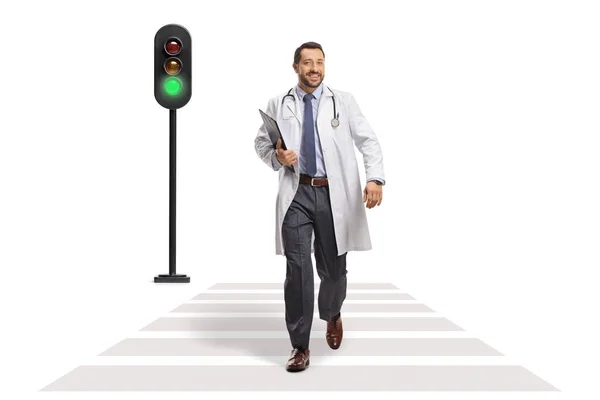 Sorrindo Médico Masculino Segurando Uma Área Transferência Caminhando Travessia Pedestres — Fotografia de Stock