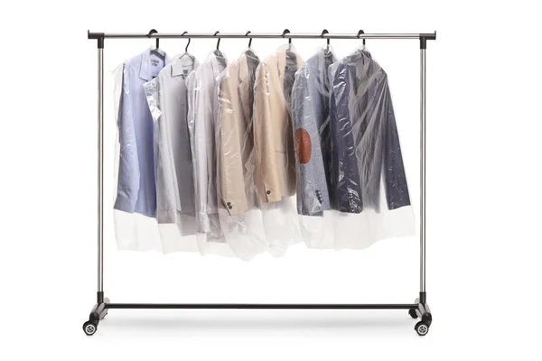 Kleiderständer Bei Der Reinigung Mit Anzügen Die Isoliert Auf Weißem — Stockfoto