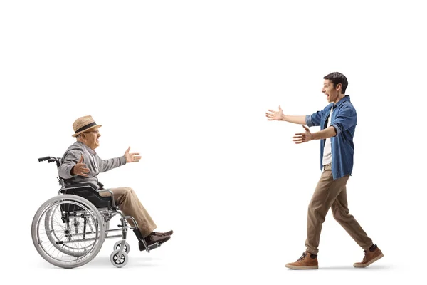Nadšený Mladý Muž Setkání Starší Muž Invalidním Vozíku Izolované Bílém — Stock fotografie