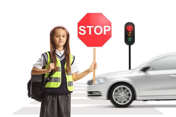 Uczennica Trzymając Znak Stopu Przed Samochodem Światła Drogowe Izolowane Białym — Zdjęcie stockowe