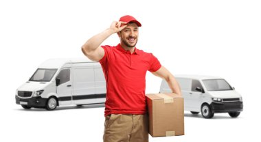 Beyaz arka planda şapkasıyla gülümseyen ve selamlayan bir minibüsü olan teslimatçı.