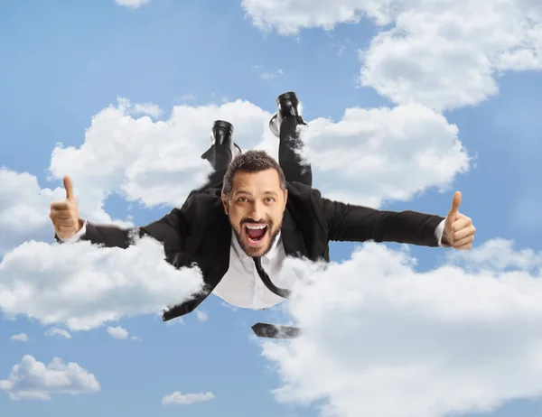 Geschäftsmann Fliegt Durch Wolken Und Gestikuliert Mit Dem Daumen Den — Stockfoto