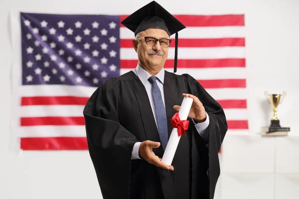 Reitor Universitário Vestido Graduação Segurando Diploma Com Bandeira Dos Eua — Fotografia de Stock
