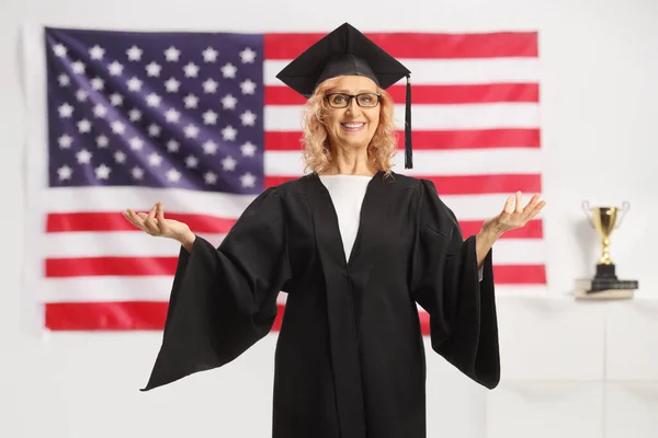 University Female Professor Standing Front Usa Flag Gesturing Hands — Stock Photo, Image