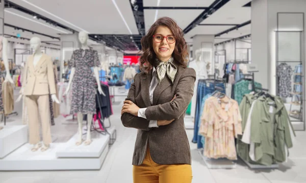Junge Einzelhandelsmanagerin Einem Bekleidungsgeschäft — Stockfoto