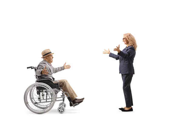 Kobieta Spotyka Starszego Mężczyznę Wózku Inwalidzkim Odizolowanego Białym Tle — Zdjęcie stockowe