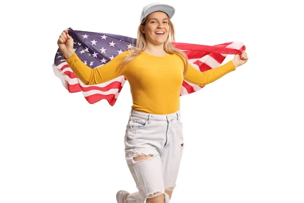 年轻而随意的女性挥舞着美国国旗 在白色背景下独自奔跑 — 图库照片
