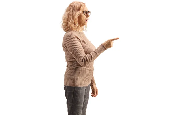 怒って成熟した女性ポインティングとともに指絶縁上の白い背景 — ストック写真