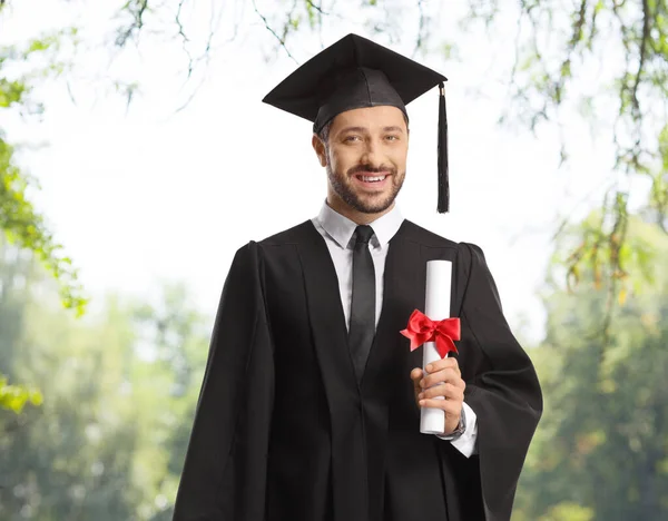 Estudiante Graduado Masculino Con Diploma Pie Aire Libre Con Árboles — Foto de Stock
