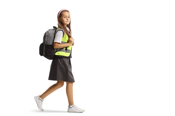 Plan Profil Complet Une Écolière Portant Gilet Réfléchissant Marchant Isolée — Photo