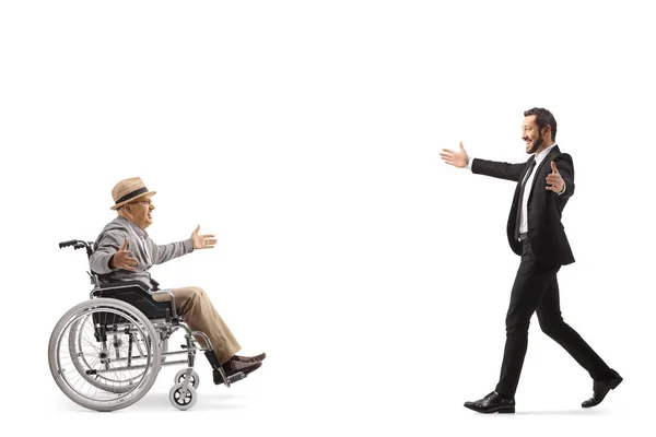 白地に隔離された車椅子で老人に会うビジネスマン — ストック写真