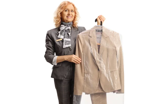 Kvinna Kemtvätt Arbetare Som Håller Kostym Plastpåse Isolerad Vit Bakgrund — Stockfoto