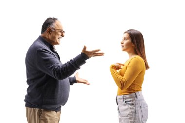 Kızgın ve olgun bir adamın kızıyla tartıştığı profil fotoğrafı beyaz arka planda izole edilmiş.