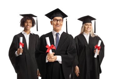 Beyaz arka planda diploma taşıyan yaşlı bir adam ve yüksek lisans öğrencileri