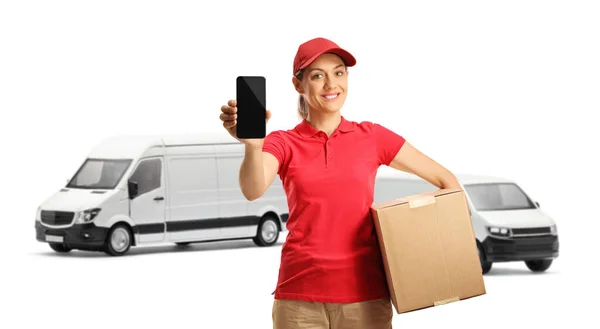 Trabajadora Reparto Una Camiseta Roja Sosteniendo Una Caja Mostrando Teléfono — Foto de Stock