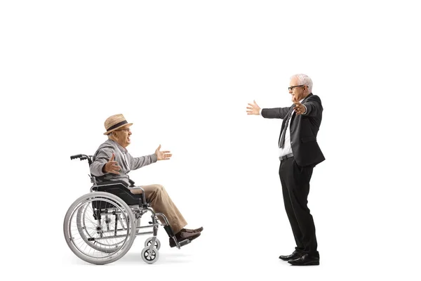 成熟的商人遇见了一个坐在轮椅上的老人 他与白人隔离在一起 — 图库照片