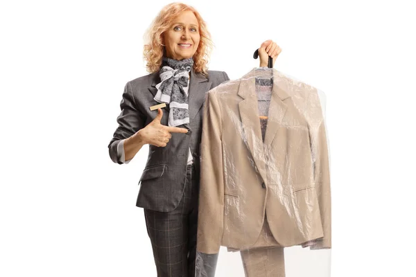 Kvinna Som Håller Kostym Plastpåse Täcka Och Pekar Isolerad Vit — Stockfoto