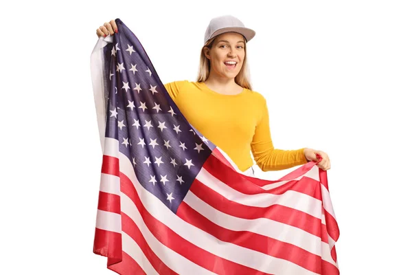 快乐的年轻女性举着一面白色背景的美国国旗 — 图库照片