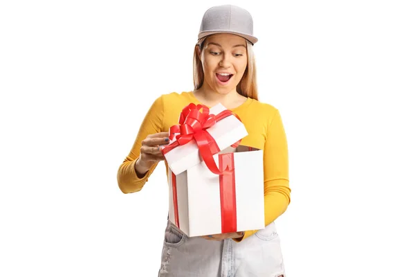 白い背景に隔離されたプレゼント箱を開ける興奮した若い女性 — ストック写真