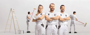 Profesyonel ressamlardan oluşan bir takım duvar boyuyor.