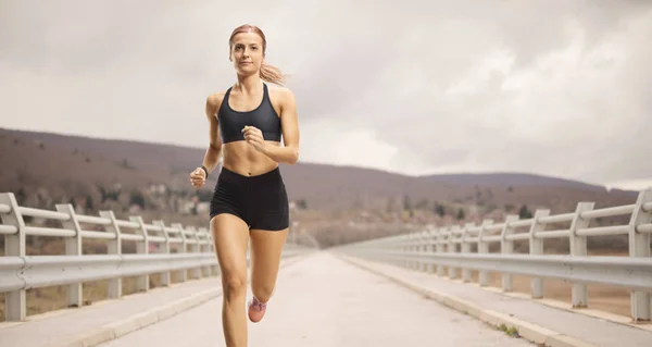 Vrouwelijke Atleet Joggen Een Bewolkte Dag — Stockfoto