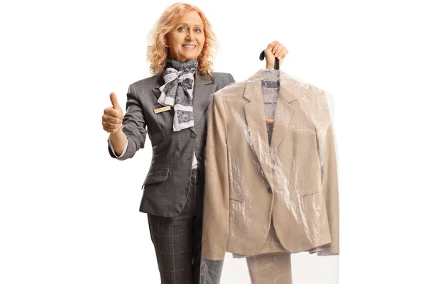Frau Mit Anzug Auf Einem Kleiderbügel Mit Hülle Und Gestikulierendem — Stockfoto
