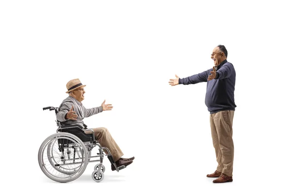 一个成熟的男人遇见了一个坐在轮椅上的老朋友 他与白人隔离在一起 — 图库照片