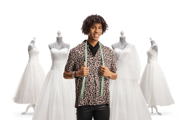 Afrykański Amerykański Projektant Mody Taśmą Pomiarową Przed Sukniami Ślubnymi Izolowane — Zdjęcie stockowe