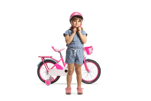 Retrato Comprimento Total Uma Menina Com Uma Bicicleta Colocando Capacete — Fotografia de Stock