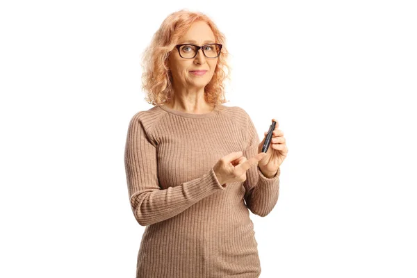 Frau Sticht Finger Für Medizinischen Test Auf Weißem Hintergrund — Stockfoto