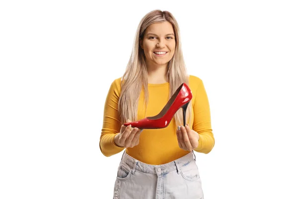 Kırmızı Topuklu Ayakkabı Tutan Mutlu Genç Bir Bayan Beyaz Arka — Stok fotoğraf