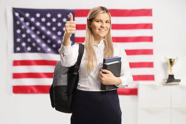 Kvinna Student Håller Böcker Och Ler Framför Usa Flagga Och — Stockfoto