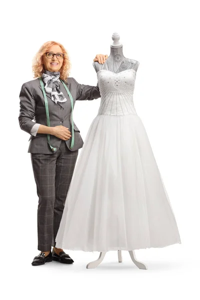 穿着婚纱 头戴白色背景的人体模特娃娃的女裁缝 — 图库照片