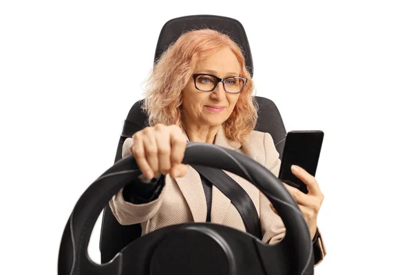 Starší Žena Volantem Při Pohledu Smartphone Izolované Bílém Pozadí — Stock fotografie