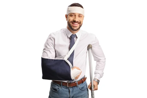 Νεαρός Άνδρας Σπασμένο Χέρι Και Επίδεσμο Στο Κεφάλι Ακουμπισμένος Δεκανίκι — Φωτογραφία Αρχείου