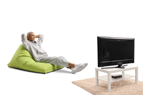 Ragazzo Afroamericano Seduto Una Poltrona Sacchetto Fagioli Guardare Televisione Isolato — Foto Stock