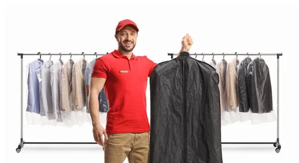 白い背景に隔離された衣類棚の前にカバーケースとハンガーに服を保持男性労働者 — ストック写真