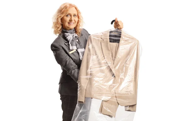 Frau Einem Chemischen Reinigungsanzug Mit Plastikhülle Auf Weißem Hintergrund — Stockfoto