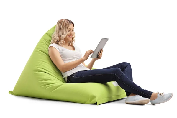Junge Frau Auf Einem Sitzsack Stuhl Mit Einem Digitalen Tablet — Stockfoto