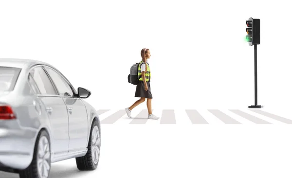 Araba Bekliyor Yaya Geçidinde Güvenlik Yeleği Giymiş Bir Kız Öğrenci — Stok fotoğraf