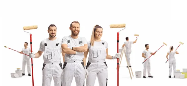 Equipe Pintores Profissionais Decorando Uma Parede Posando Isolado Backgroun Branco — Fotografia de Stock