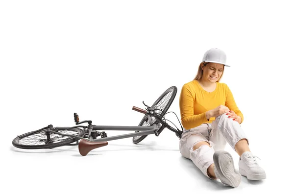 Mujer Joven Con Una Bicicleta Sentada Suelo Sosteniendo Dolorosa Rodilla — Foto de Stock