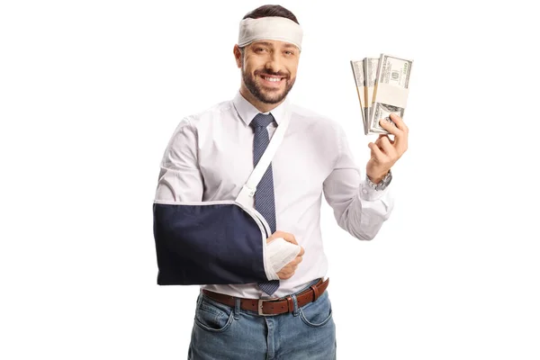 Mann Mit Armschlinge Und Verband Auf Dem Kopf Geldstapel Haltend — Stockfoto
