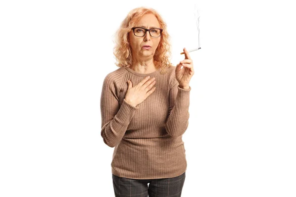 Volwassen Vrouw Hoesten Roken Een Sigaret Geïsoleerd Witte Achtergrond — Stockfoto