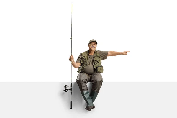 Alegre Pescador Maduro Con Una Caña Pescar Sentada Panel Blanco —  Fotos de Stock