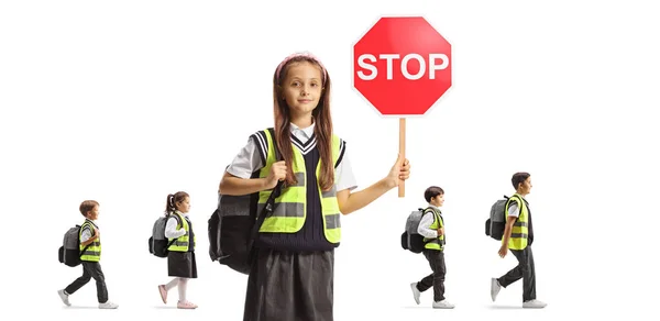 Školačka Bezpečnostními Vestami Stopkou Školáci Kráčející Pozadu Izolované Bílém Pozadí — Stock fotografie