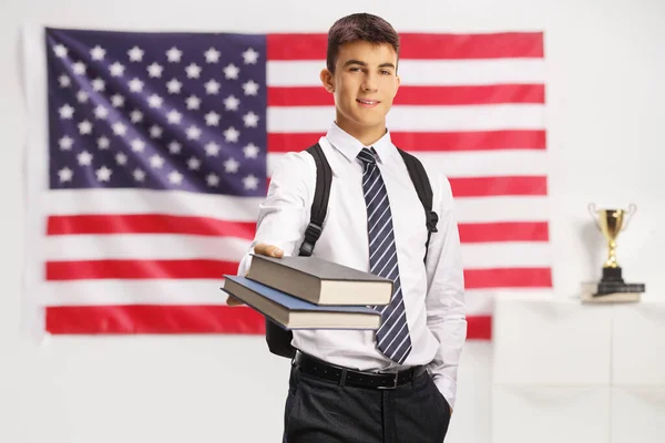 Teenageralter Student Gibt Bücher Und Posiert Vor Einer Flagge — Stockfoto