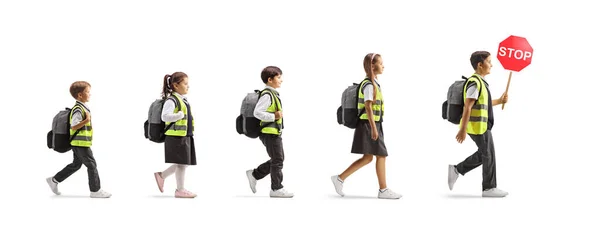 Crianças Com Coletes Segurança Segurando Sinal Parada Andando Uma Linha — Fotografia de Stock