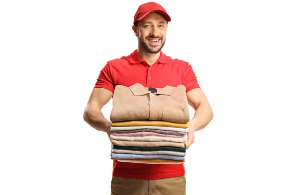 Muž Pracovník Drží Hromadu Složeného Oblečení Usmívá Izolovaně Bílém Pozadí — Stock fotografie